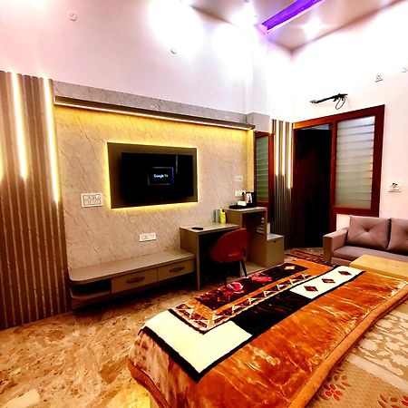 Premium Homestay Near Banke Bihari Ji With Power Backup - Free Wifi - Washing Machine Etc Vrindāvan Extérieur photo