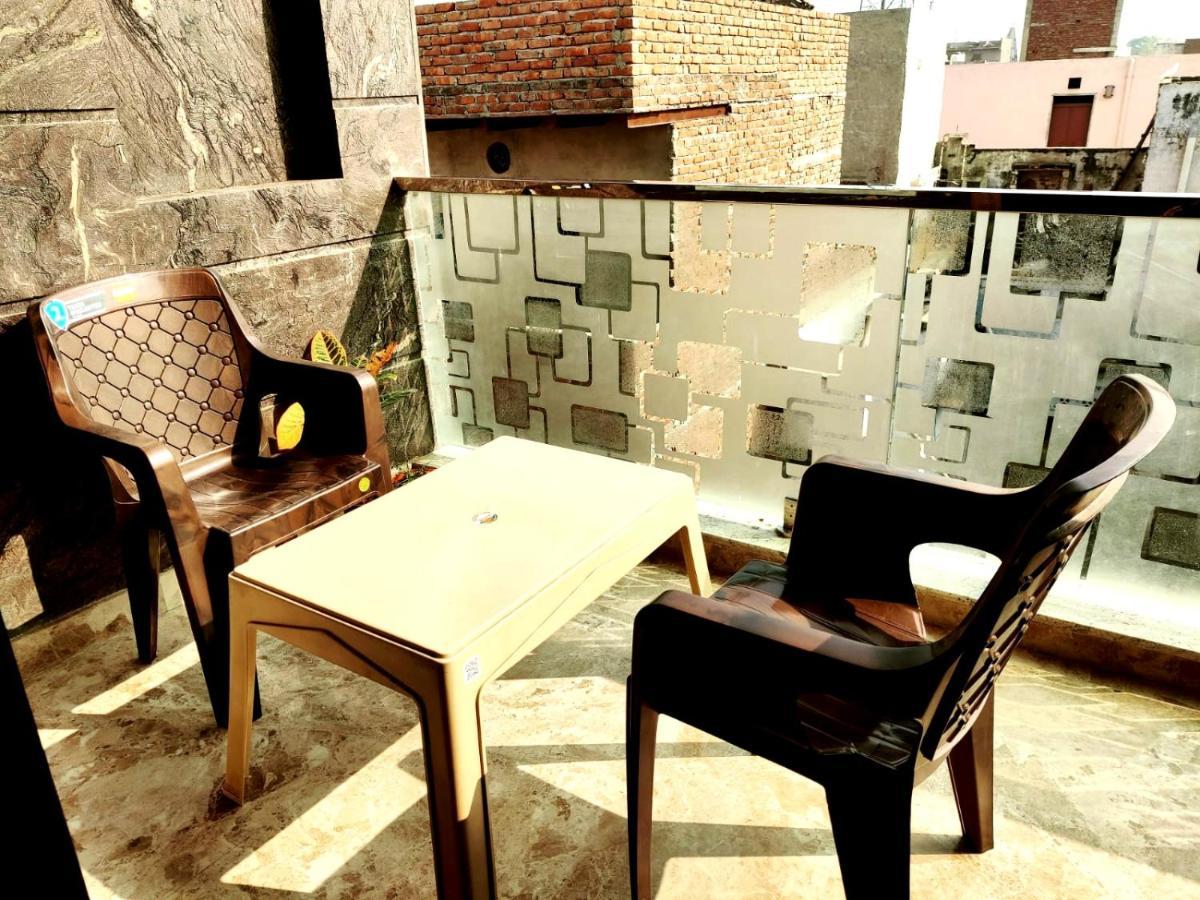 Premium Homestay Near Banke Bihari Ji With Power Backup - Free Wifi - Washing Machine Etc Vrindāvan Extérieur photo