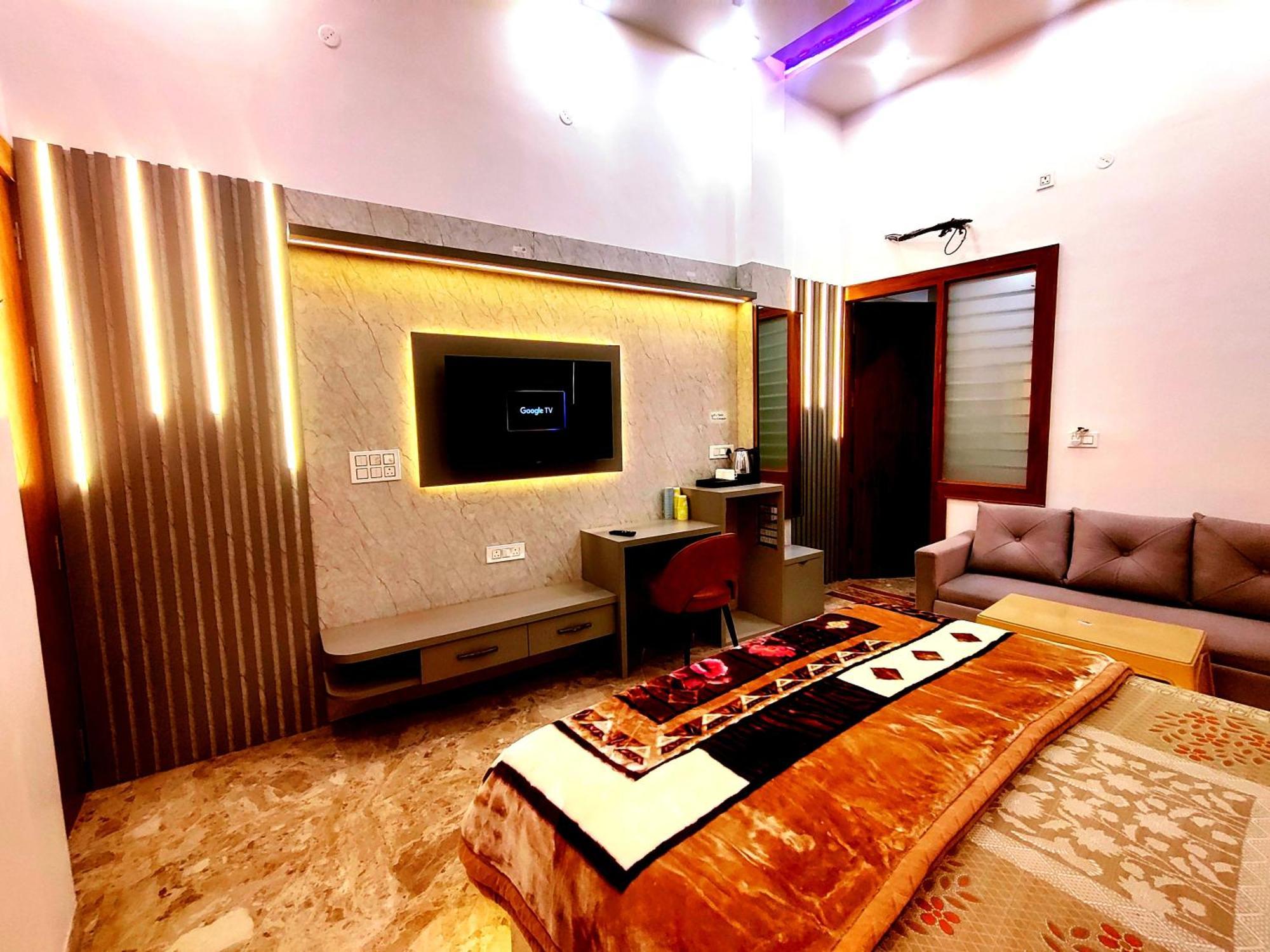 Premium Homestay Near Banke Bihari Ji With Power Backup - Free Wifi - Washing Machine Etc Vrindāvan Extérieur photo