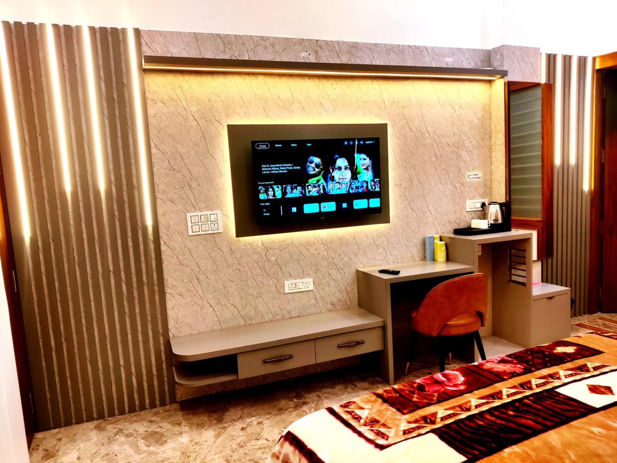 Premium Homestay Near Banke Bihari Ji With Power Backup - Free Wifi - Washing Machine Etc Vrindāvan Extérieur photo