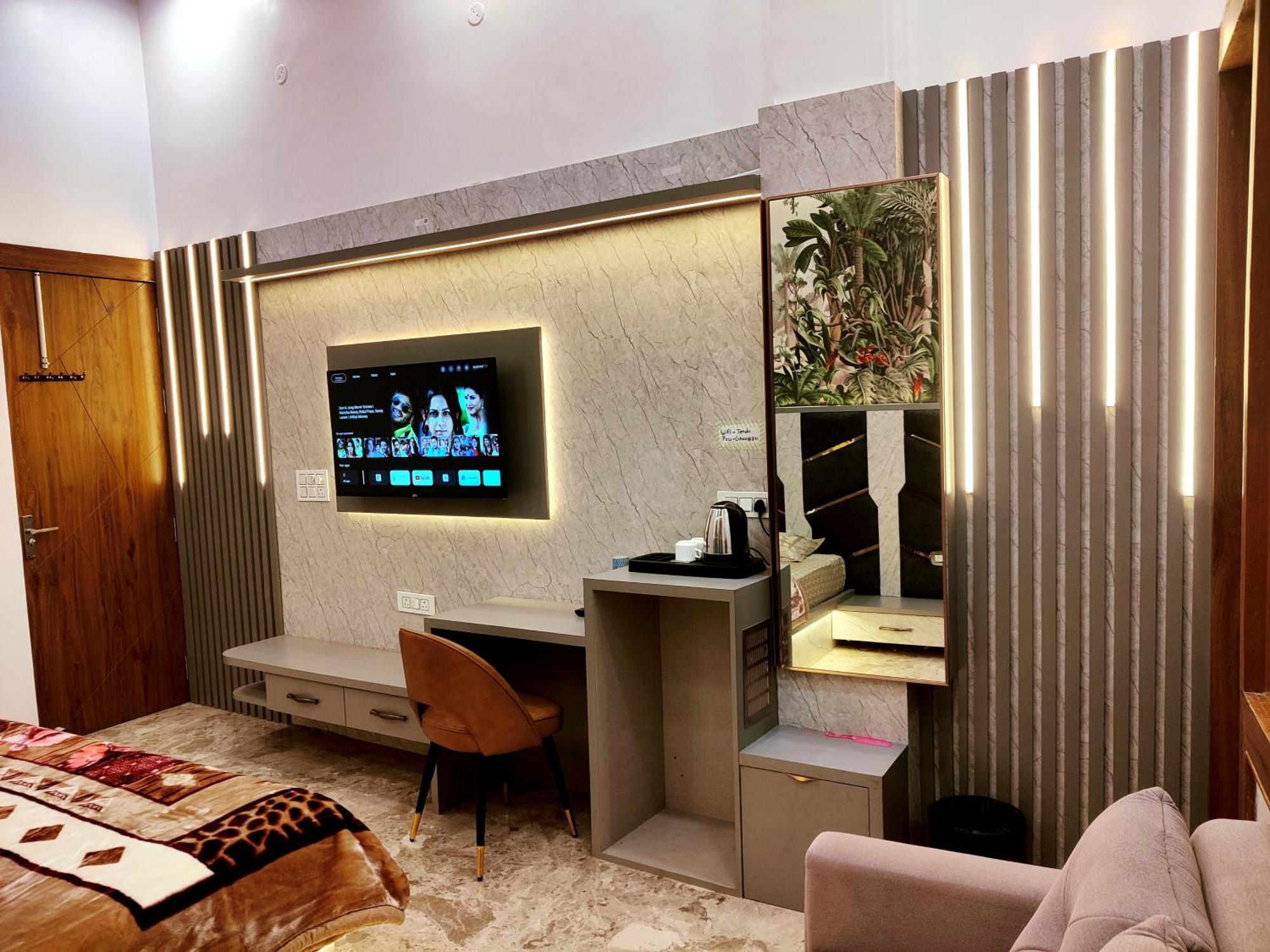 Premium Homestay Near Banke Bihari Ji With Power Backup - Free Wifi - Washing Machine Etc Vrindāvan Extérieur photo