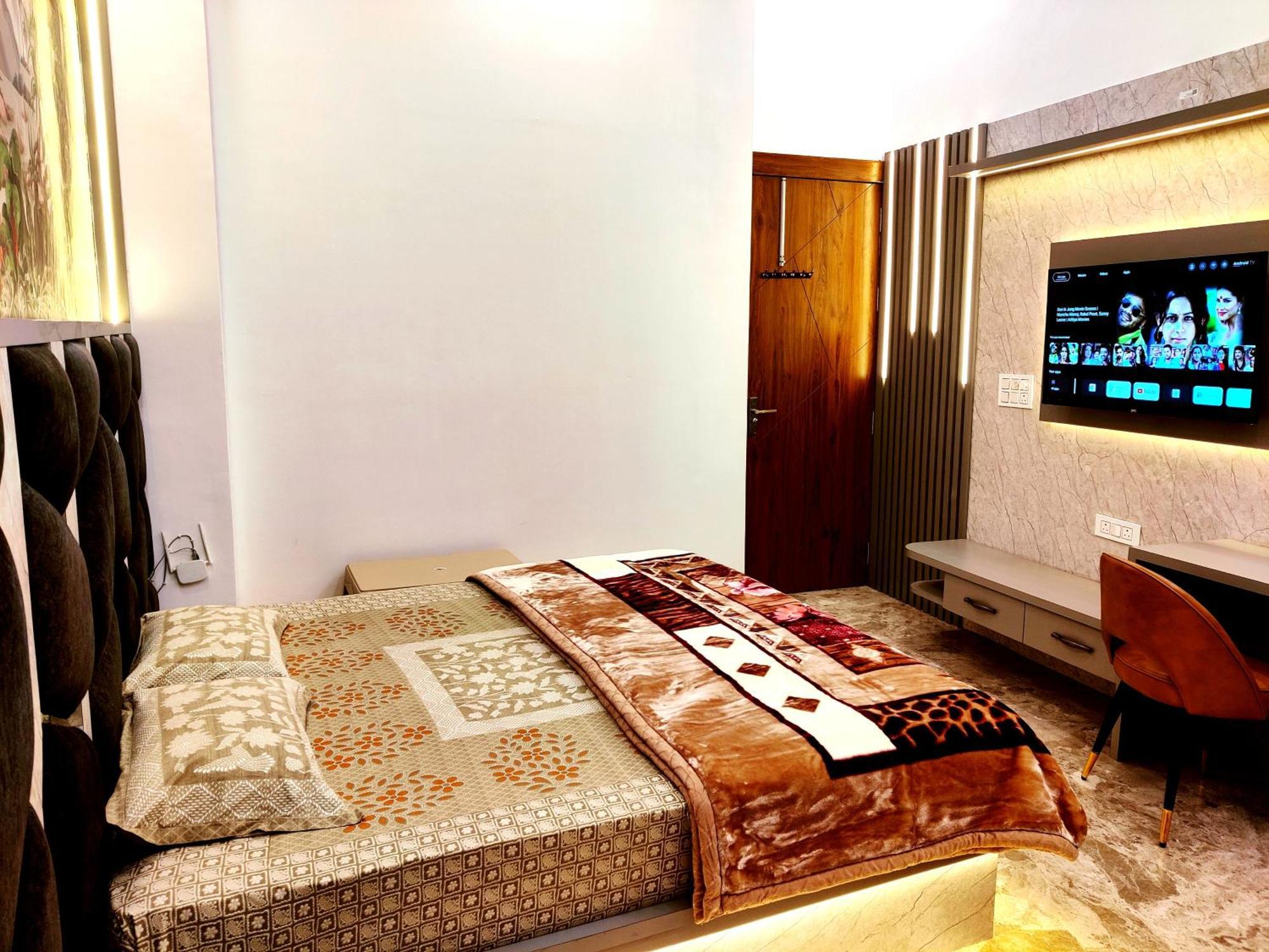 Premium Homestay Near Banke Bihari Ji With Power Backup - Free Wifi - Washing Machine Etc Vrindāvan Extérieur photo