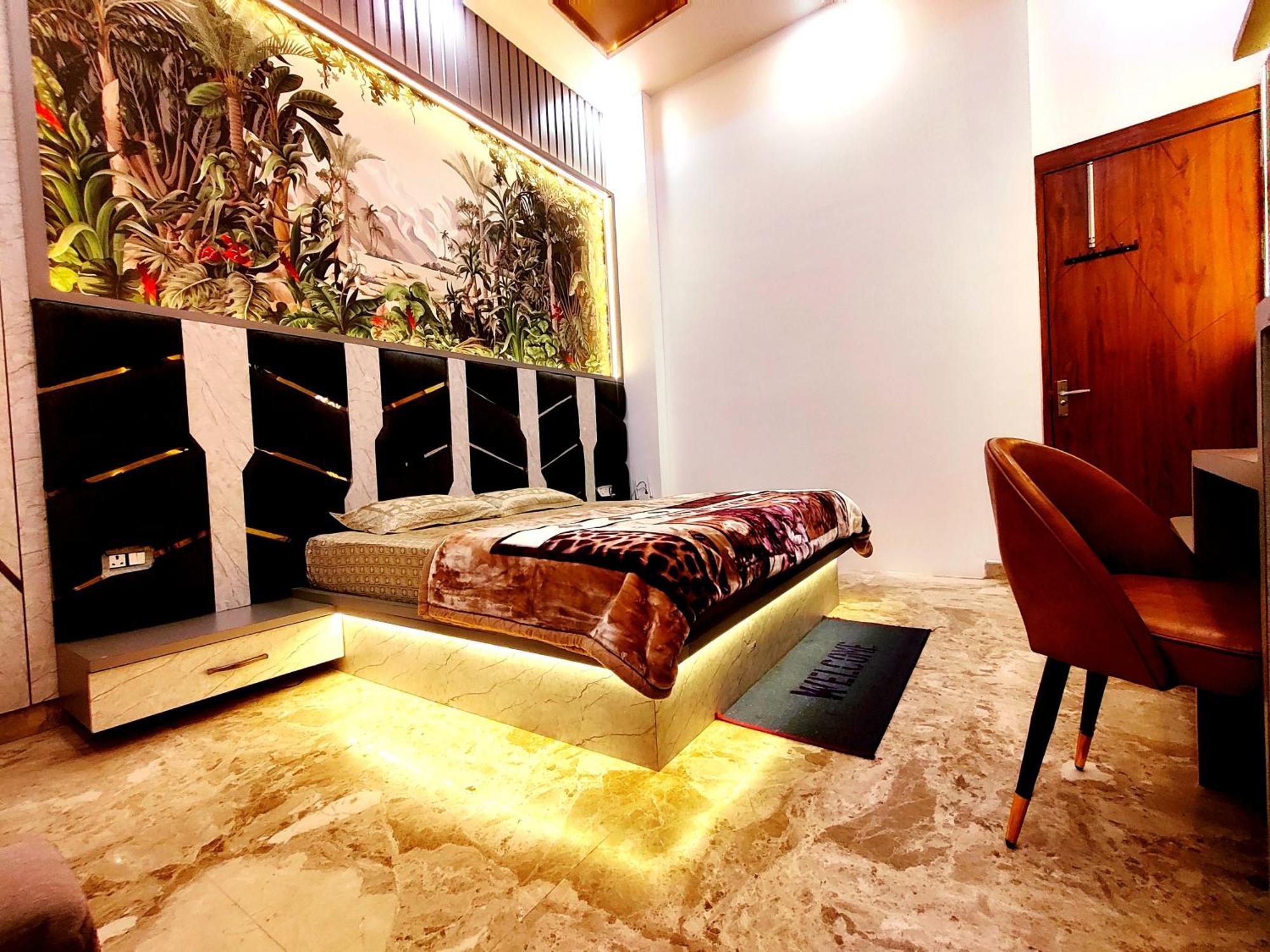 Premium Homestay Near Banke Bihari Ji With Power Backup - Free Wifi - Washing Machine Etc Vrindāvan Extérieur photo