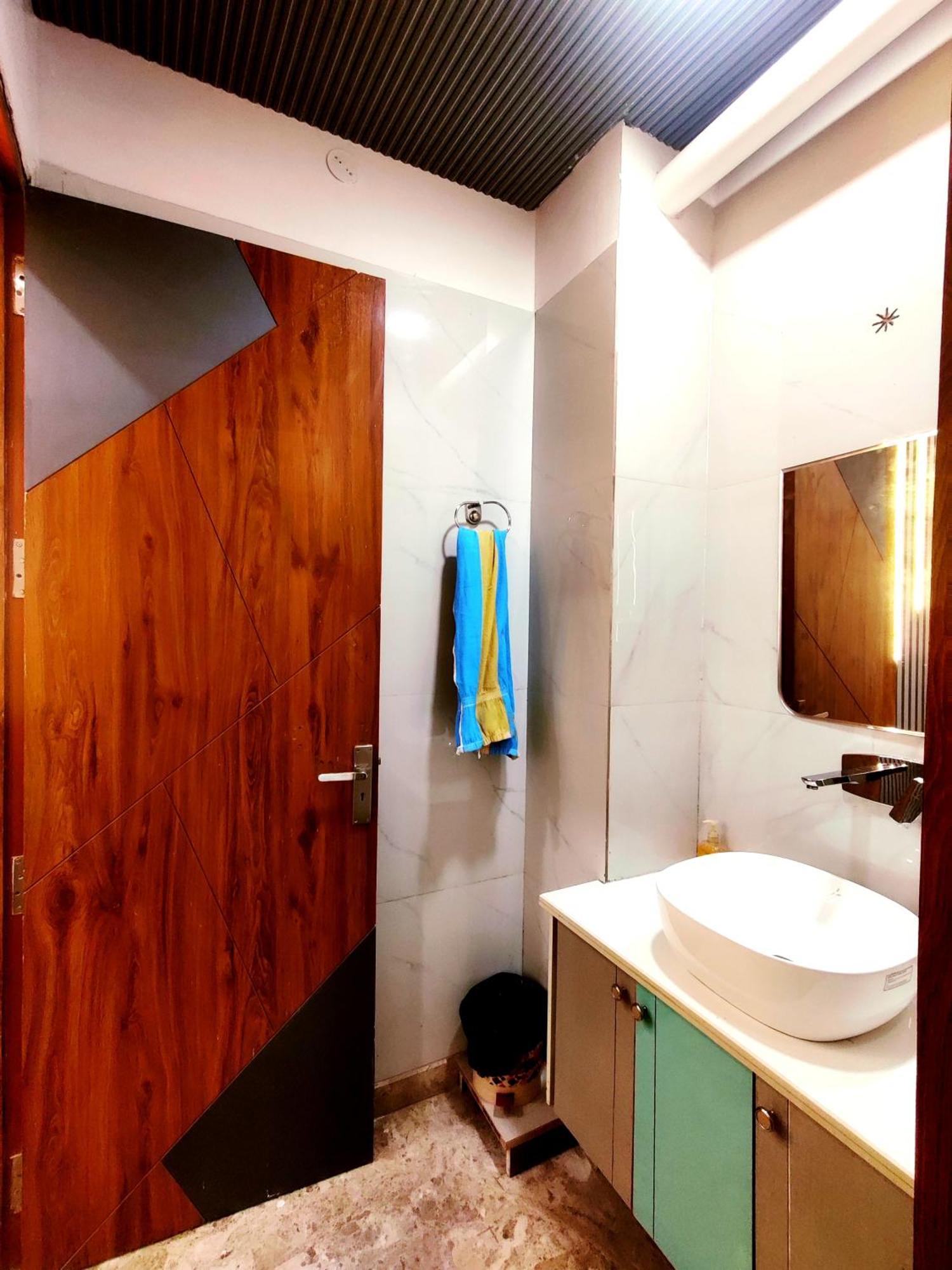 Premium Homestay Near Banke Bihari Ji With Power Backup - Free Wifi - Washing Machine Etc Vrindāvan Extérieur photo