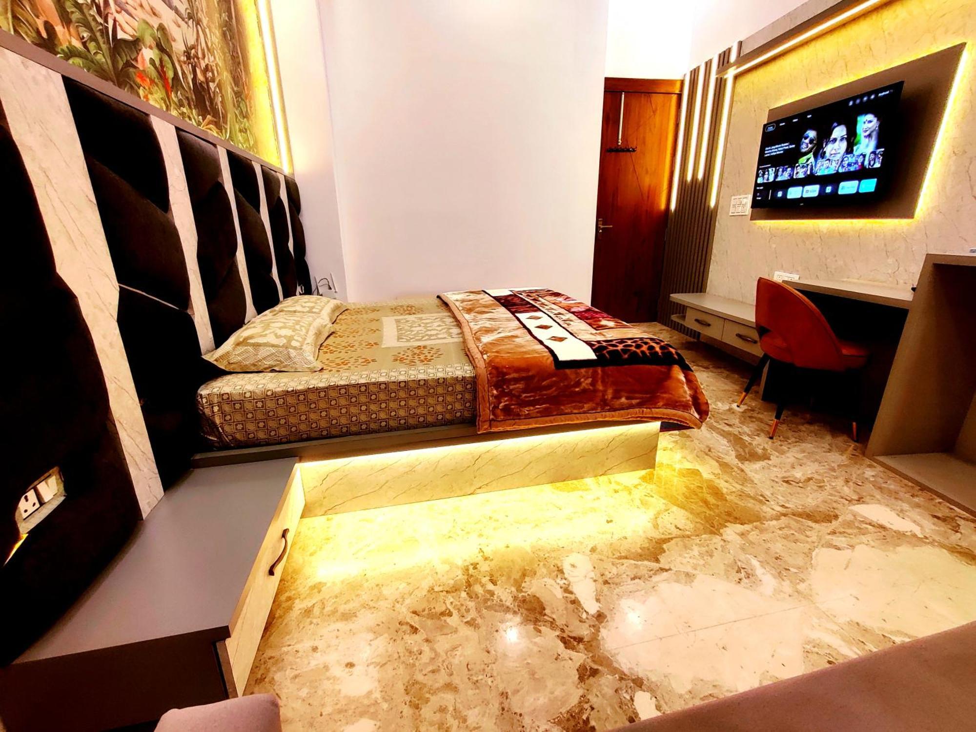 Premium Homestay Near Banke Bihari Ji With Power Backup - Free Wifi - Washing Machine Etc Vrindāvan Extérieur photo