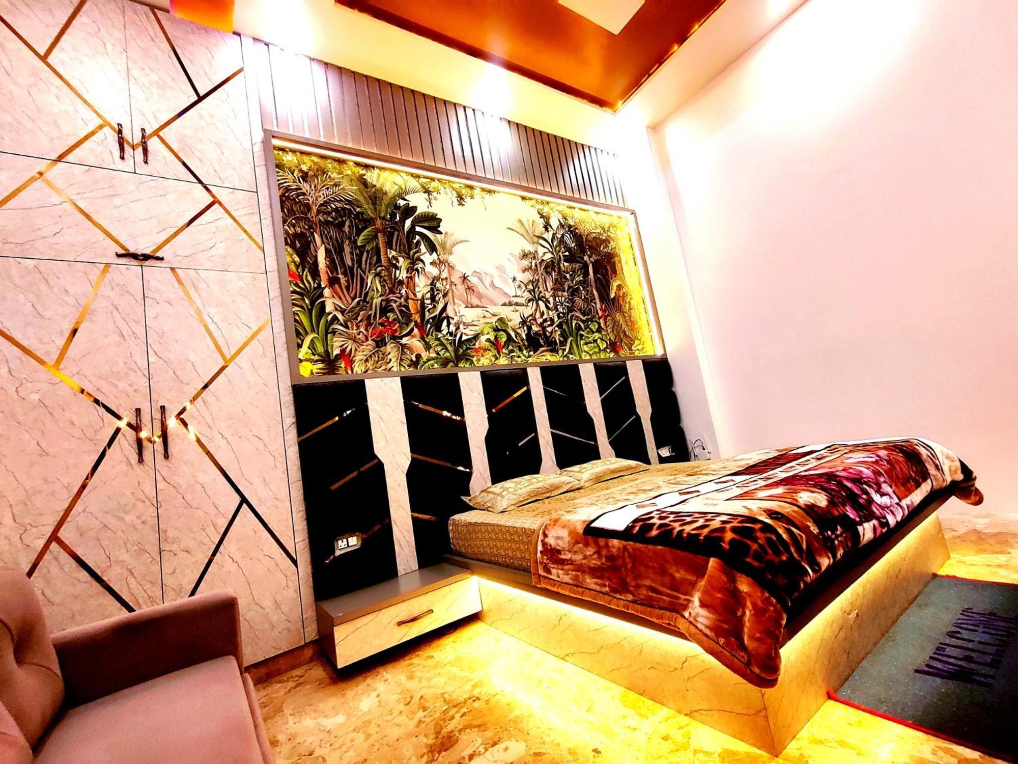 Premium Homestay Near Banke Bihari Ji With Power Backup - Free Wifi - Washing Machine Etc Vrindāvan Extérieur photo