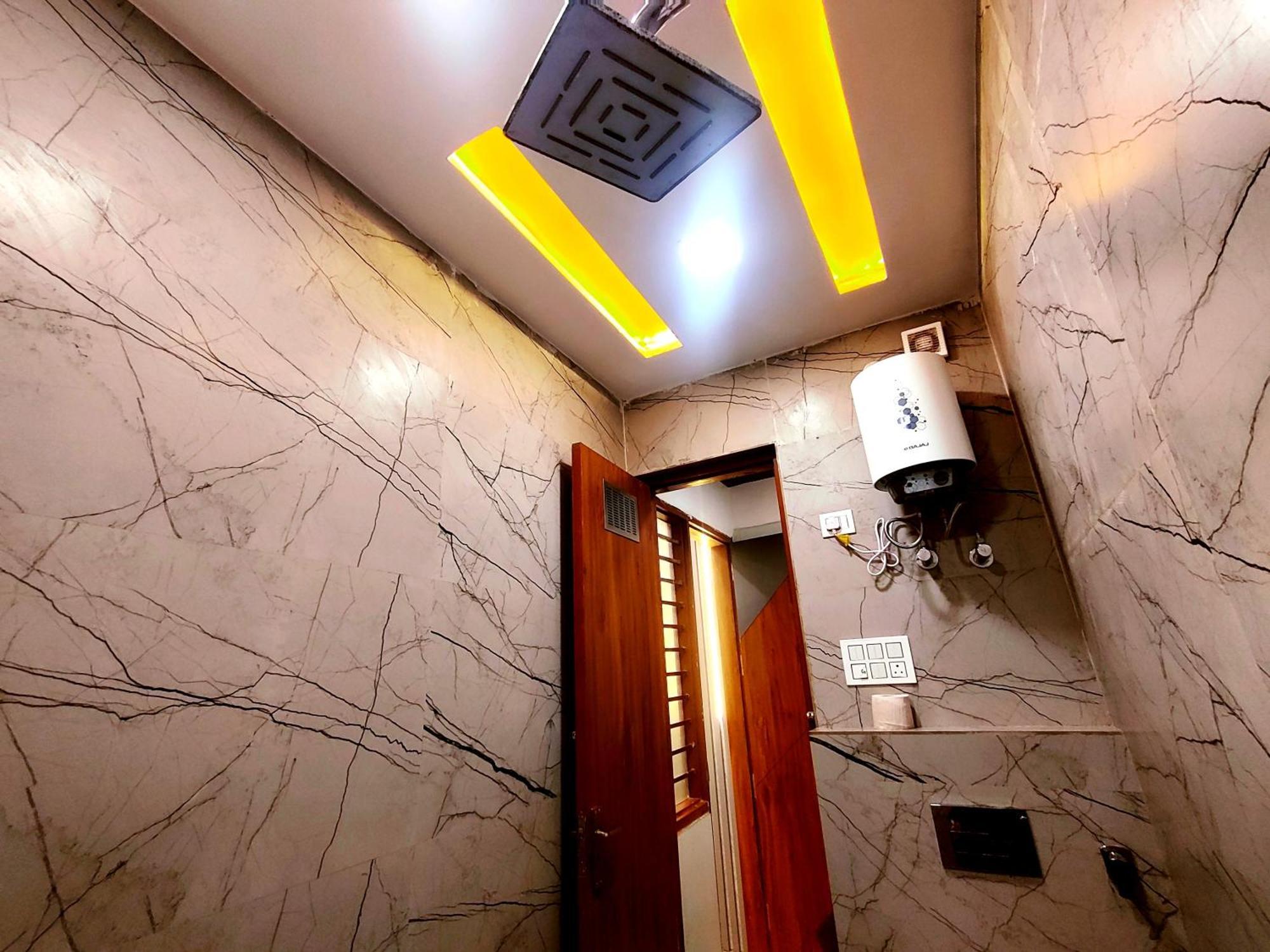 Premium Homestay Near Banke Bihari Ji With Power Backup - Free Wifi - Washing Machine Etc Vrindāvan Extérieur photo