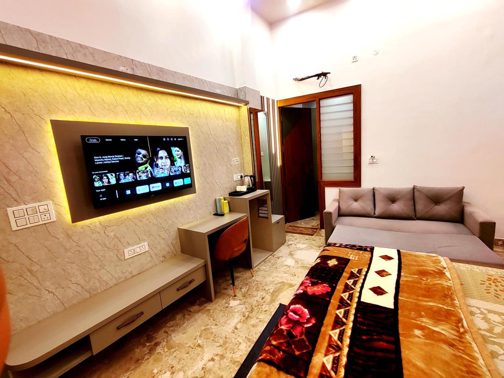 Premium Homestay Near Banke Bihari Ji With Power Backup - Free Wifi - Washing Machine Etc Vrindāvan Extérieur photo