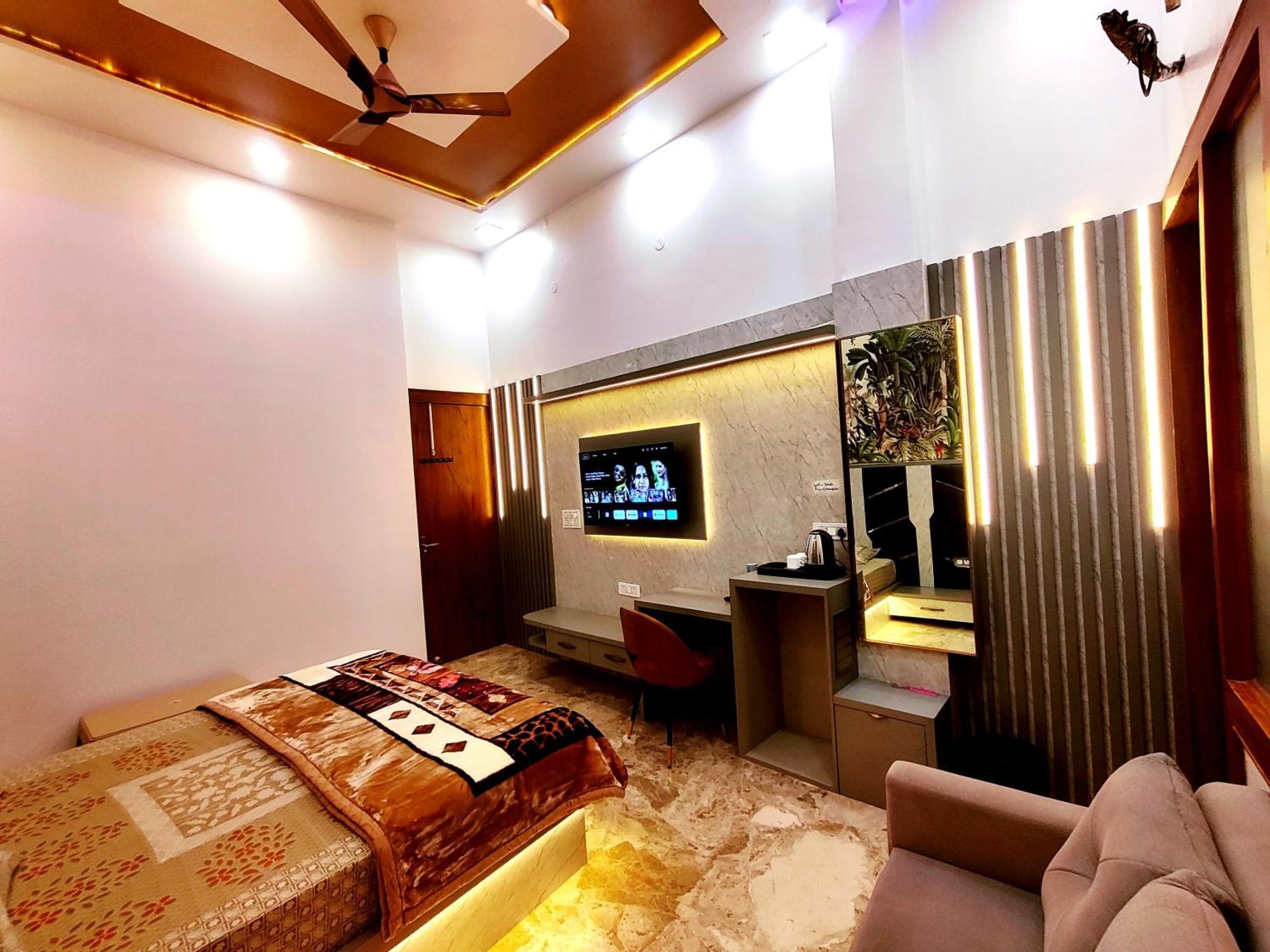 Premium Homestay Near Banke Bihari Ji With Power Backup - Free Wifi - Washing Machine Etc Vrindāvan Extérieur photo