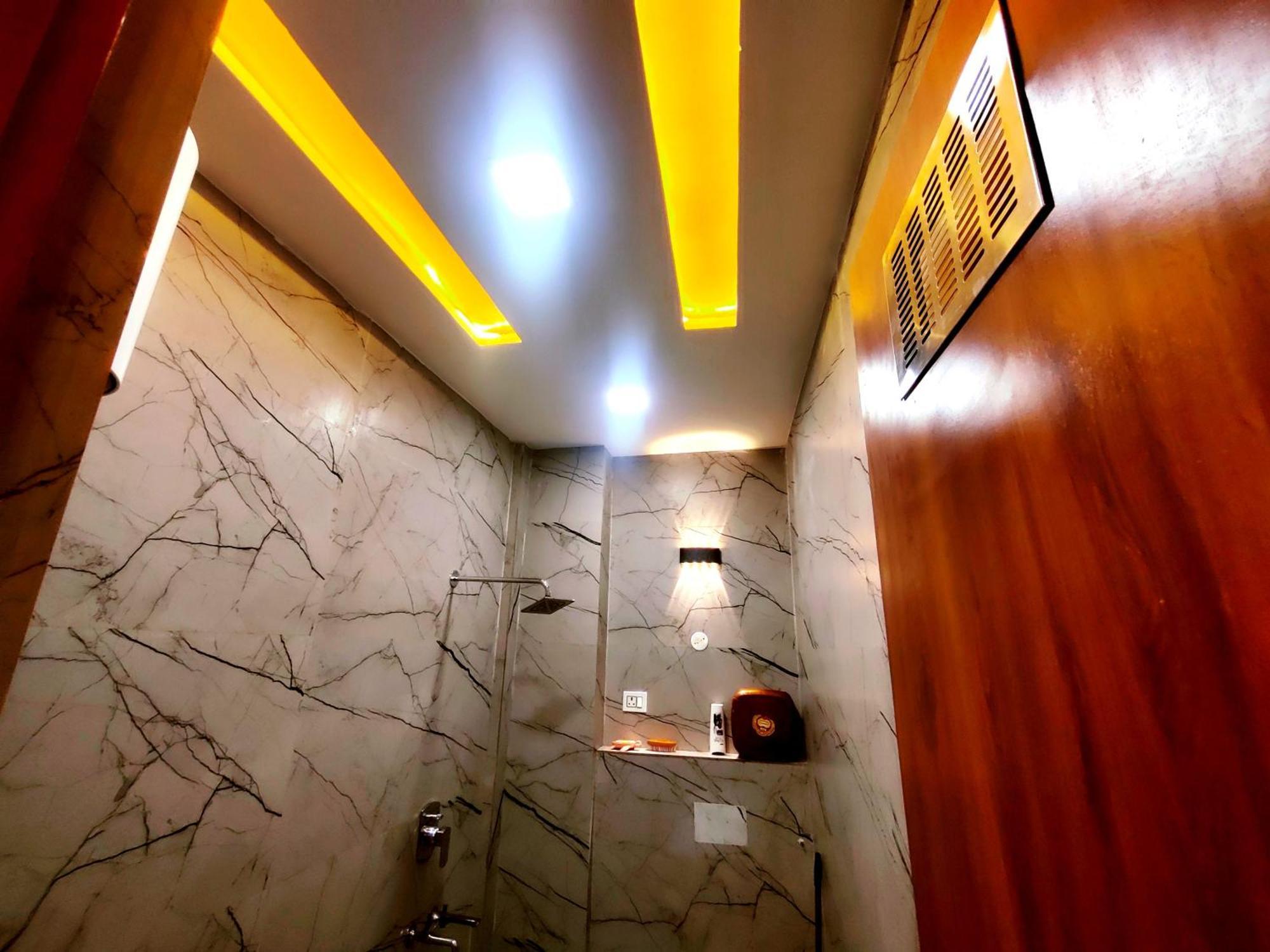 Premium Homestay Near Banke Bihari Ji With Power Backup - Free Wifi - Washing Machine Etc Vrindāvan Extérieur photo